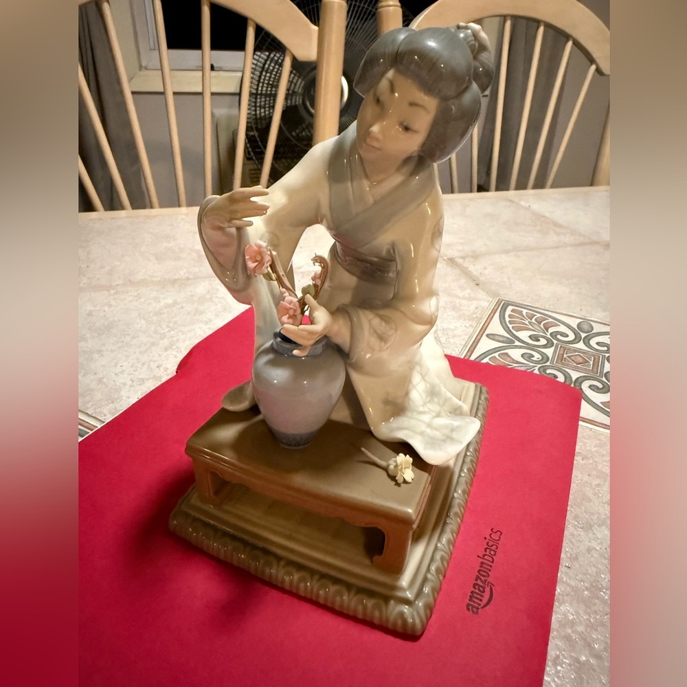 Lladro porcelain figurine titled "Japanese Girl Decorating